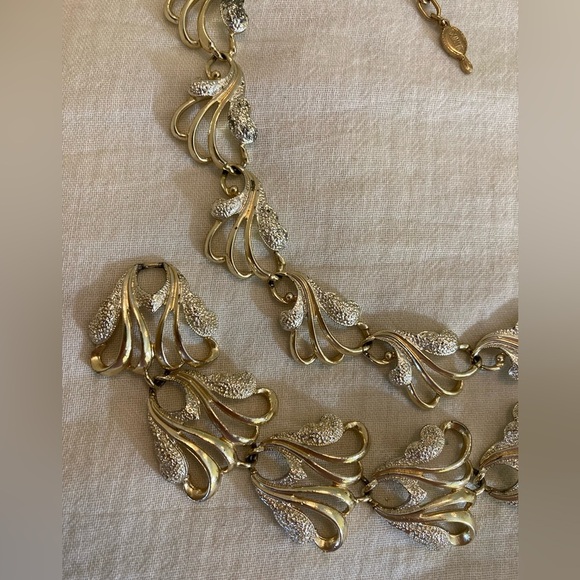 Sarah Coventry Vintage Ornate Necklace and Bracelet Set - Picture 4 of 9